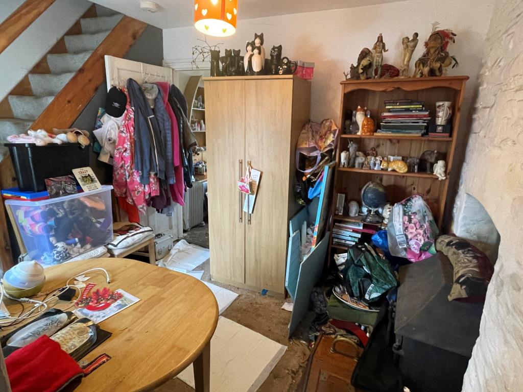 Lot: 66 - COTTAGE FOR IMPROVEMENT - Dining room from alternative angel